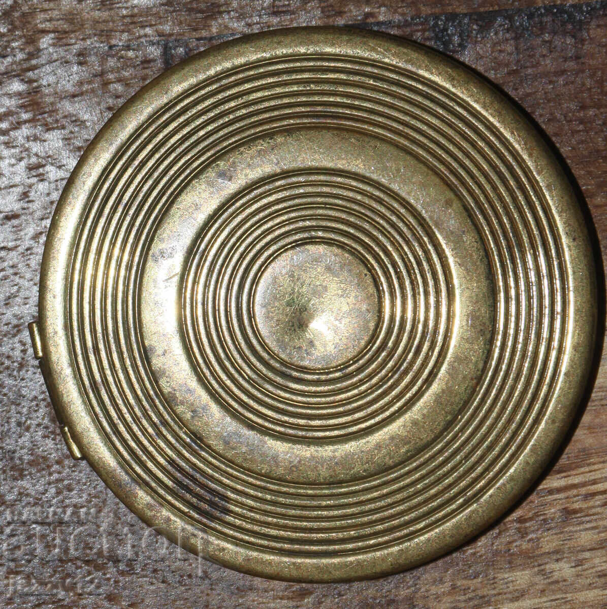 Licitație Veche cutie de pudră din alamă cu oglindă Licitație Veche cutie de pudră din alamă cu oglindă