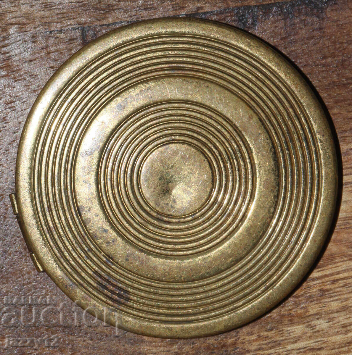 Veche cutie de pudră din alamă cu oglindă Veche cutie de pudră din alamă cu oglindă