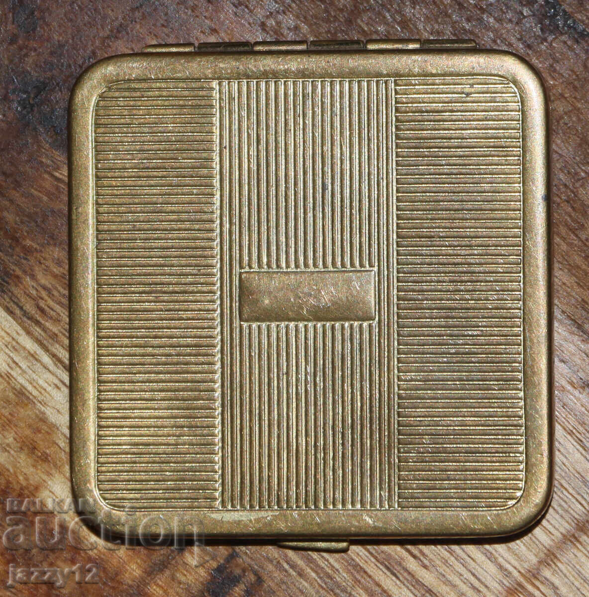 Pudrieră veche din alamă cu oglindă cu preț 100.00 BGN | € 51.13