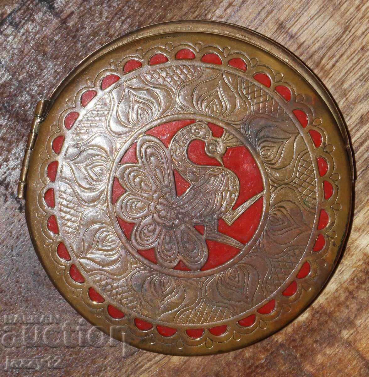 Veche pudrieră decorativă din alamă cu oglindă cu preț 100.00 BGN | € 51.13 Veche pudrieră decorativă din alamă cu oglindă cu preț 100.00 BGN | € 51.13