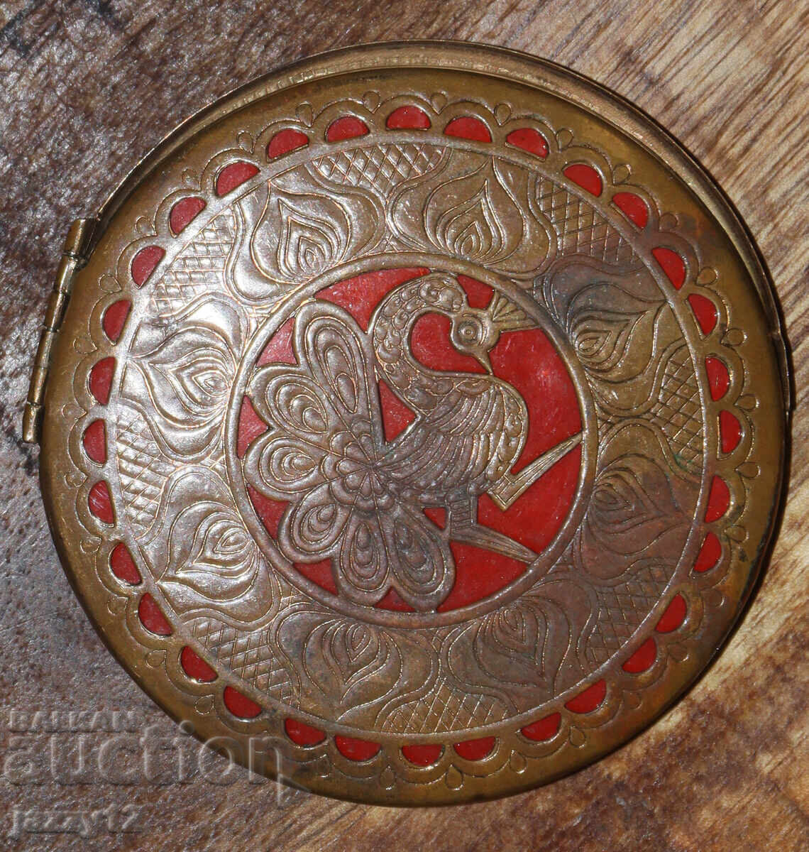 Licitație Veche pudrieră decorativă din alamă cu oglindă Licitație Veche pudrieră decorativă din alamă cu oglindă