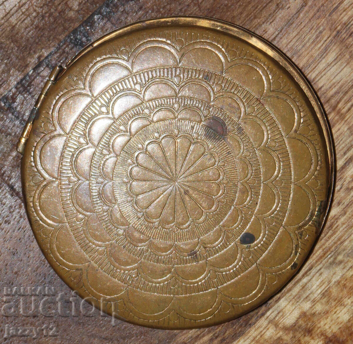 Livrarea Veche pudrieră decorativă din alamă cu oglindă Livrarea Veche pudrieră decorativă din alamă cu oglindă