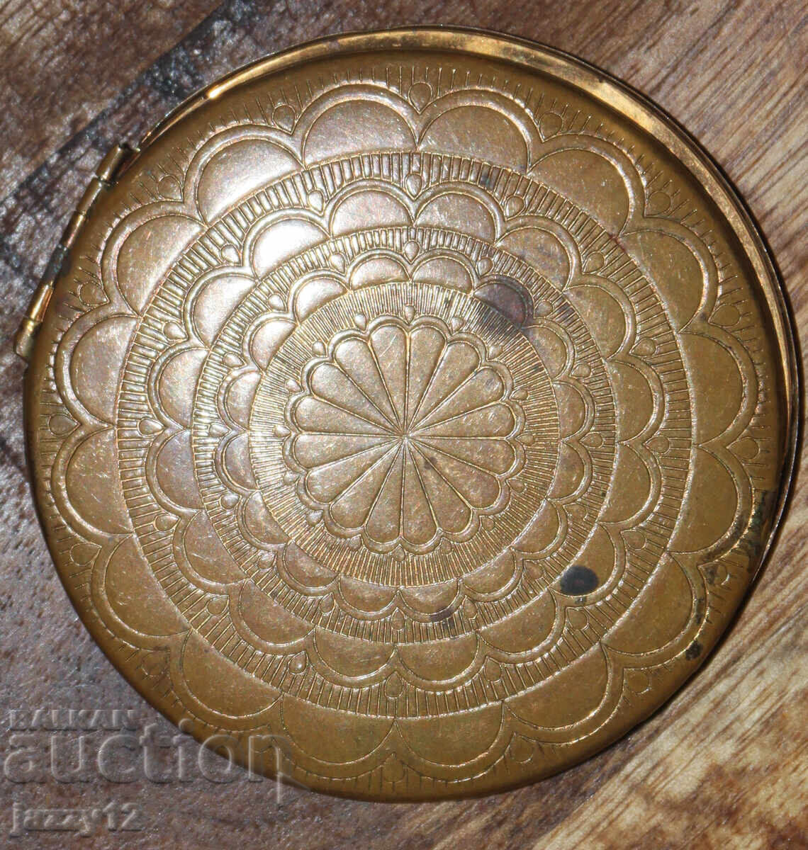 Veche pudrieră decorativă din alamă cu oglindă - 5 Veche pudrieră decorativă din alamă cu oglindă - 5