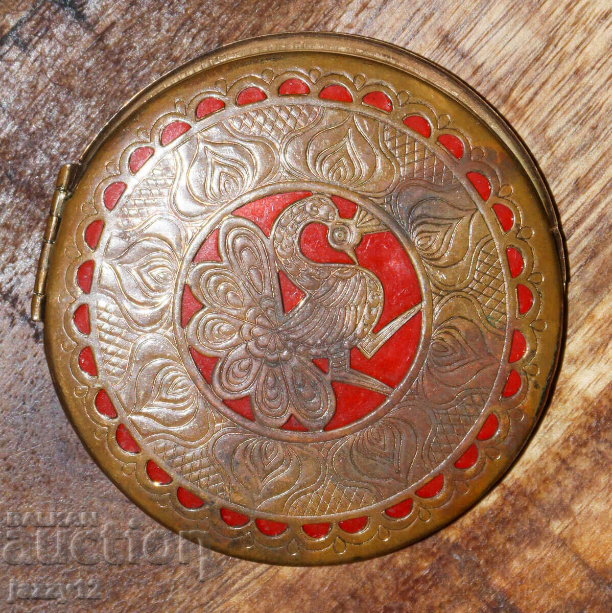 Veche pudrieră decorativă din alamă cu oglindă Veche pudrieră decorativă din alamă cu oglindă