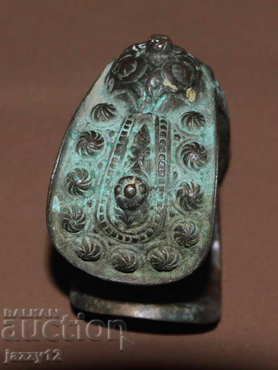 Доставка на Стара бронзова гривна рогатка с кръст