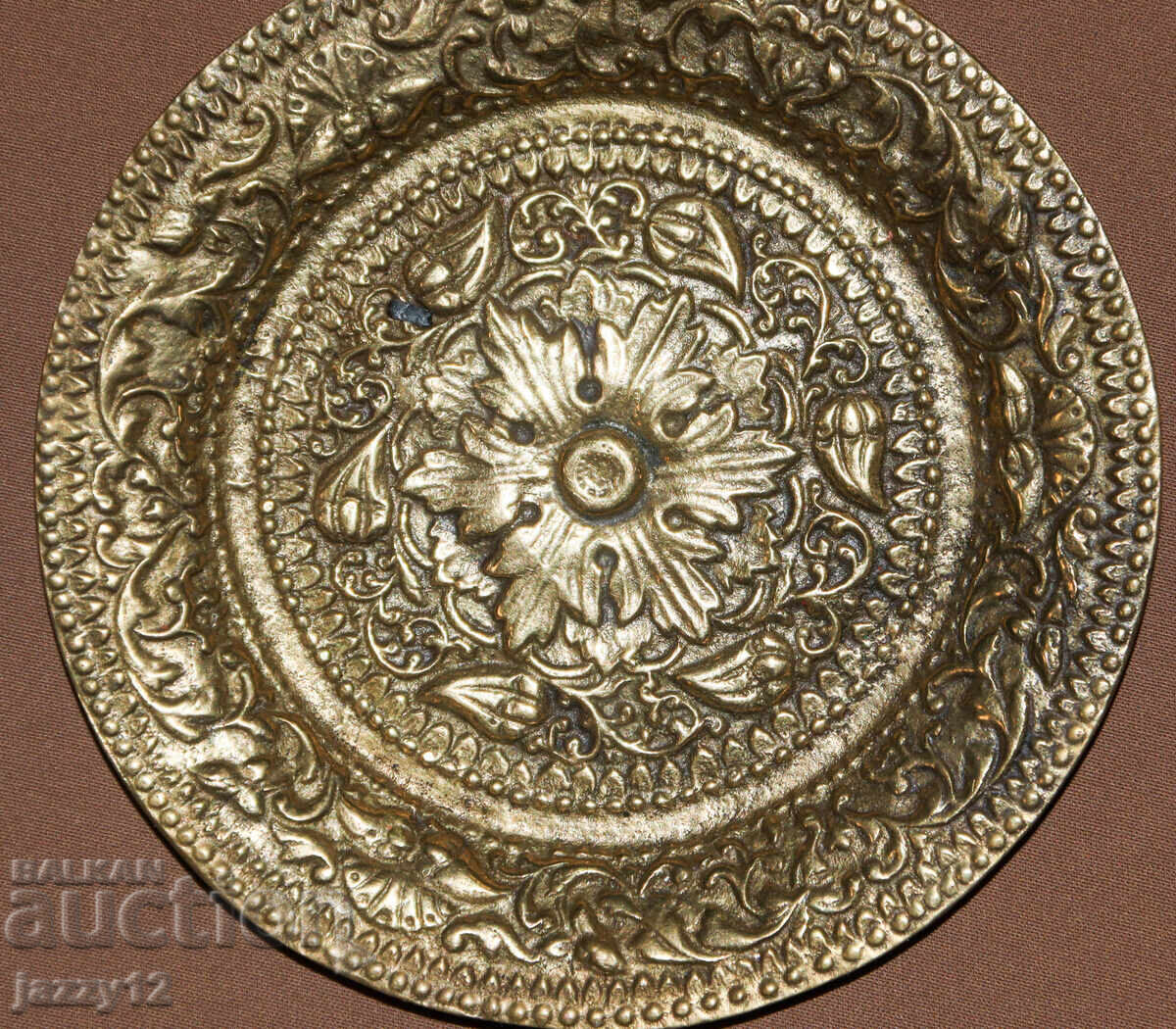 Delivery of Old small bronze decorative plate