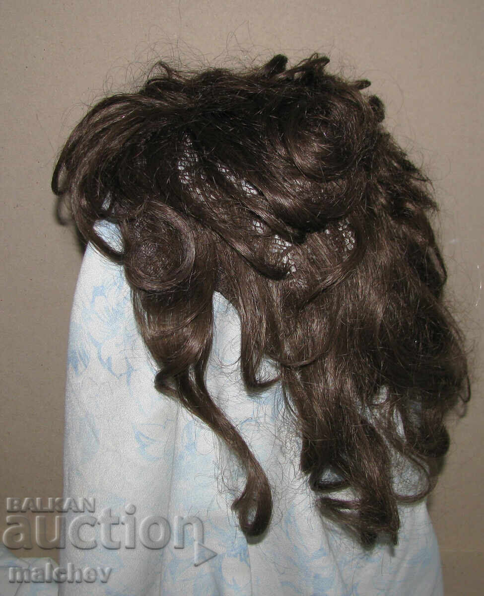 Auction  Wig made of artificial hair, up to 40 cm, in good condition