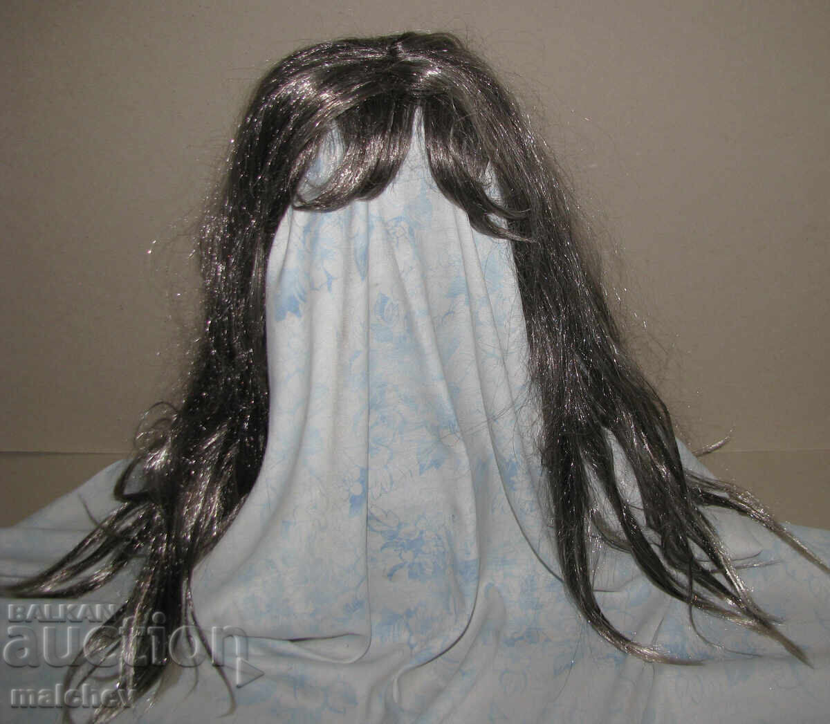 Перука от изкуствена коса 75 см прошарена на кичури, отлична с цена € 4.00 | 7.82 лв.