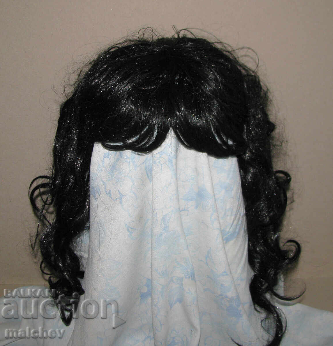 Перука от изкуствена коса 60 см черна на букли, отлична с цена € 3.07 | 6.00 лв.