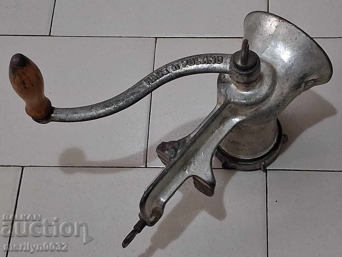 Стара машинка за мелене на месо POLAND мелачка с цена 48.00 лв. | € 24.54 Стара машинка за мелене на месо POLAND мелачка с цена 48.00 лв. | € 24.54