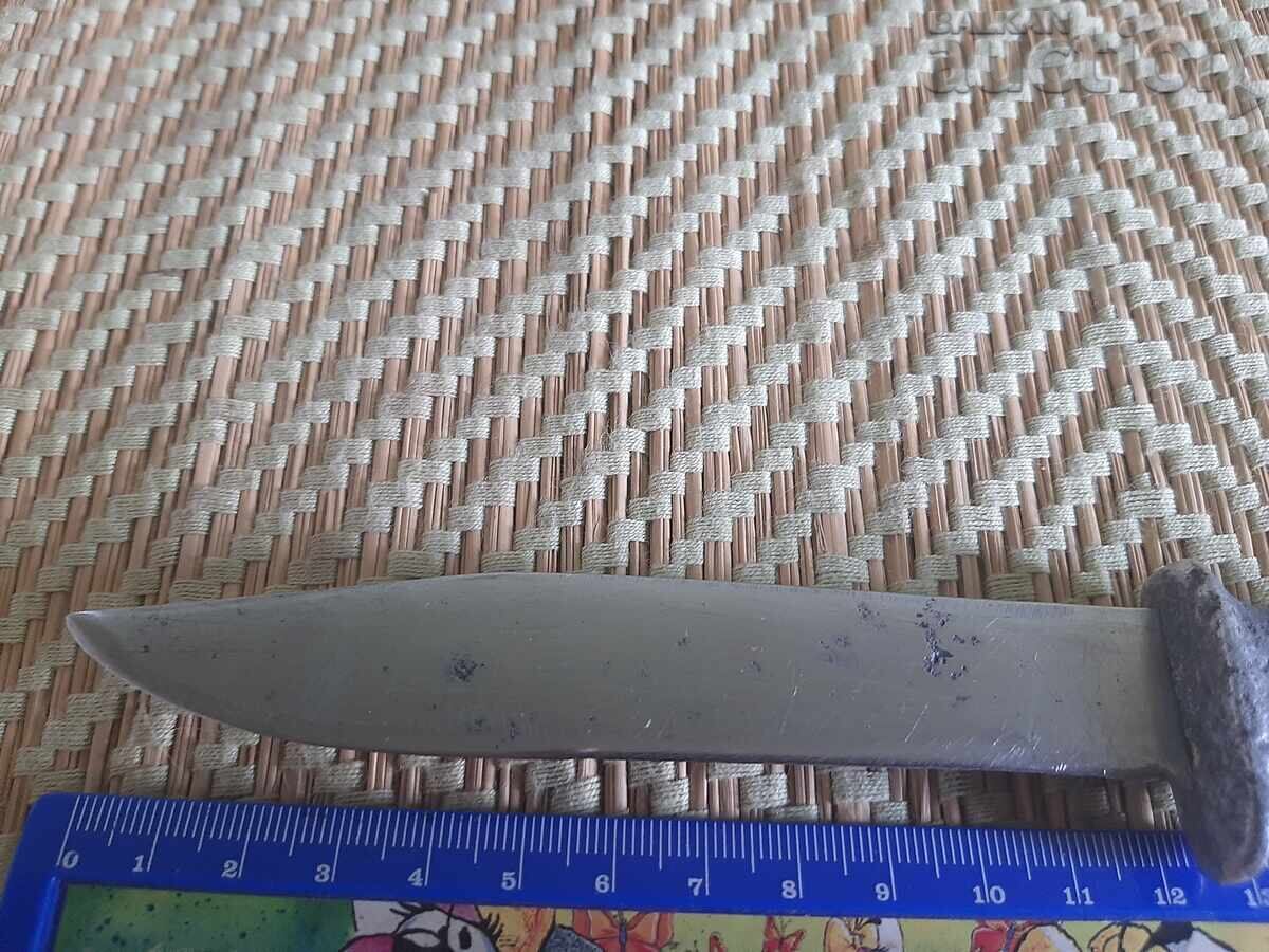 Ένα παλιό μαχαίρι με τιμή 15.00 BGN | € 7.67