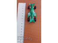 Un cărucior de metal