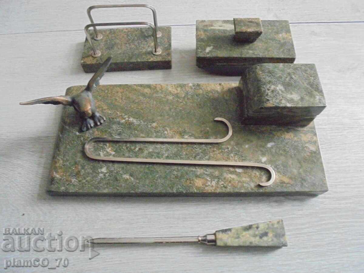 №*8311 Αντίκα σετ γραφείου από πράσινο πέτρα και ορείχαλκο