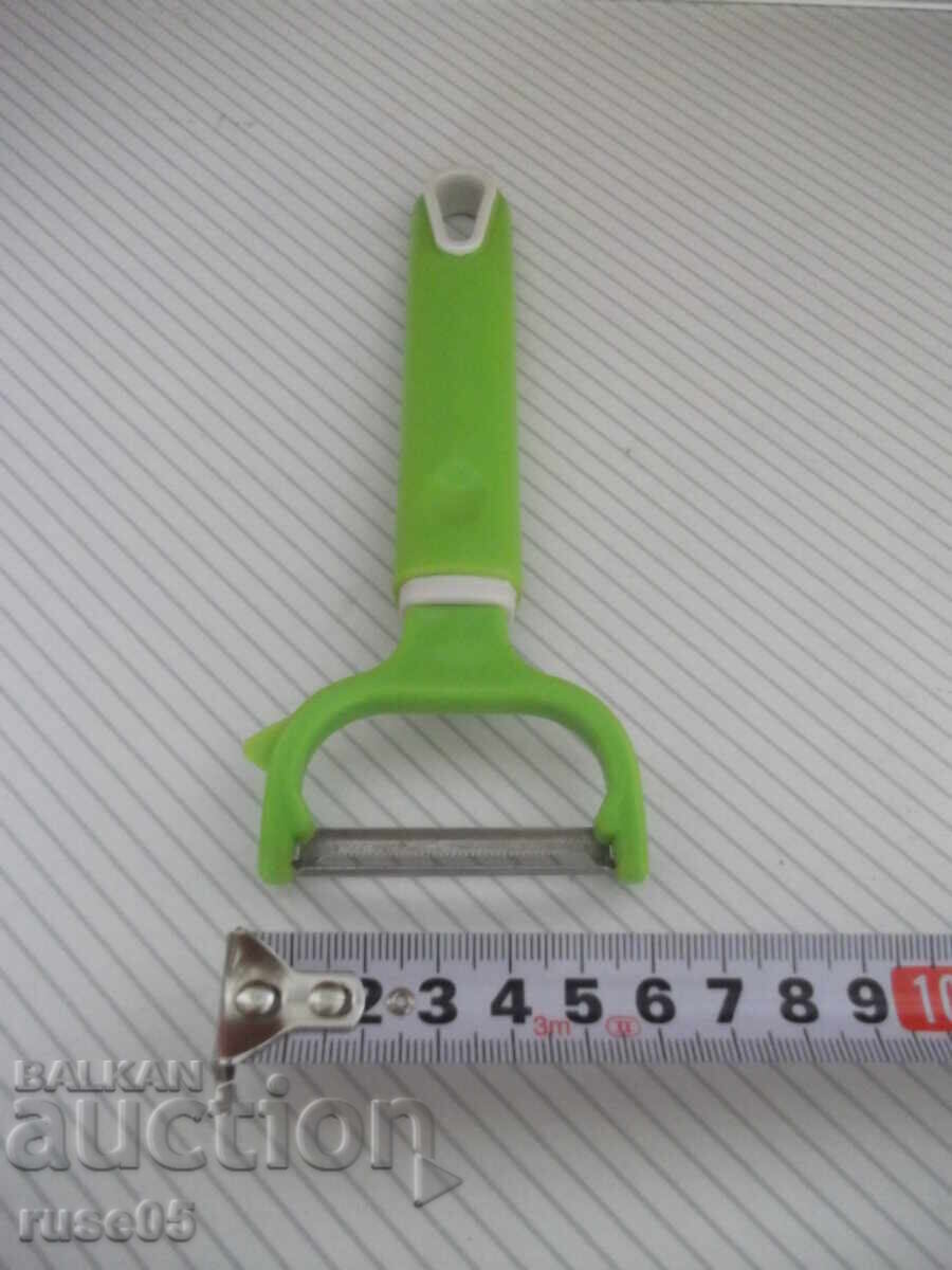New fruit and vegetable peeler with price 5.00 BGN | € 2.56 New fruit and vegetable peeler with price 5.00 BGN | € 2.56
