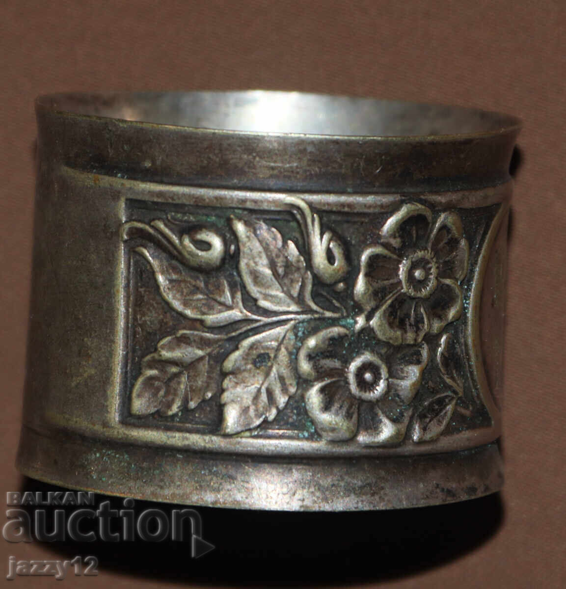 Παράδοση Αντίκα ασημένιο σουπλά με floral διακόσμηση