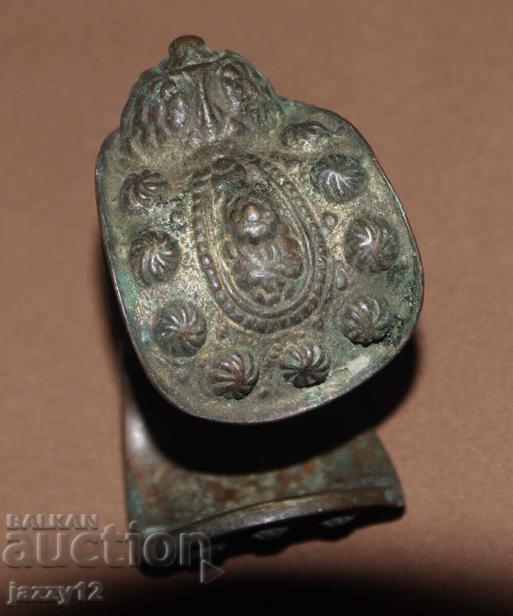 Παράδοση Παλαιό παραδοσιακό χάλκινο βραχιόλι σφενδόνα