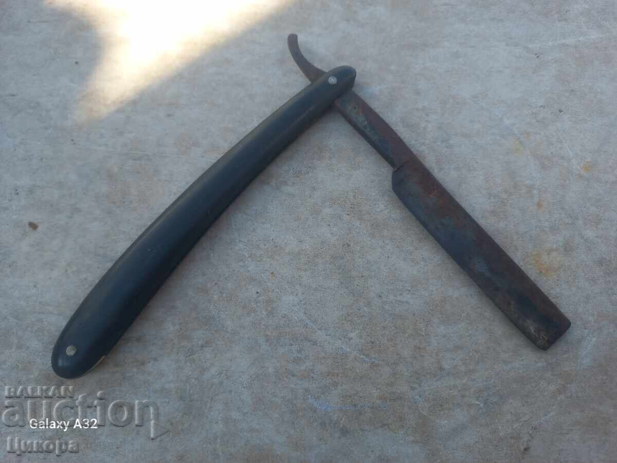 UN BĂRIERIT VECHI UN BĂRIERIT VECHI