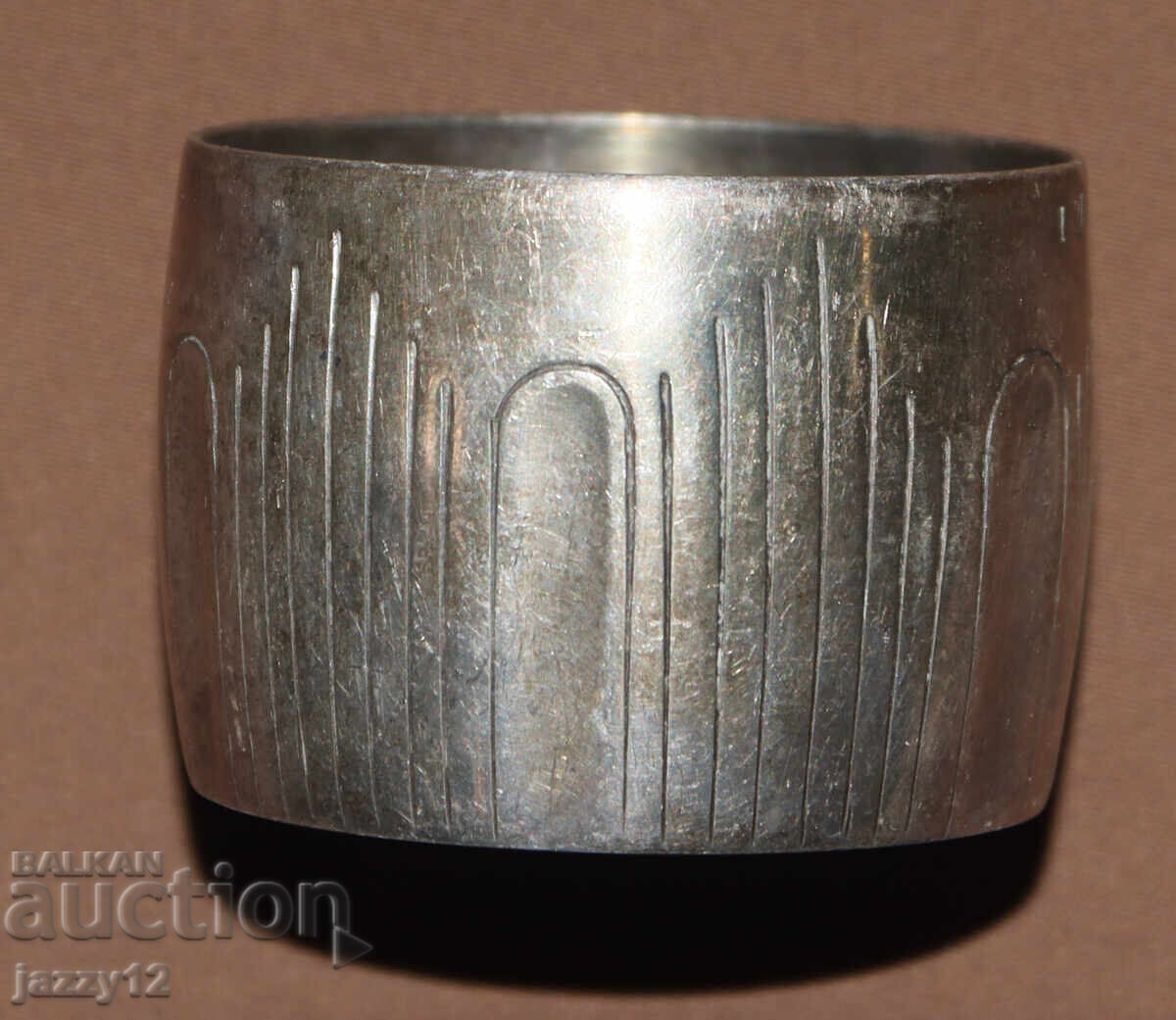 Suport de șervețele din argint vechi cu motive geometrice cu preț 130.00 BGN | € 66.47 Suport de șervețele din argint vechi cu motive geometrice cu preț 130.00 BGN | € 66.47