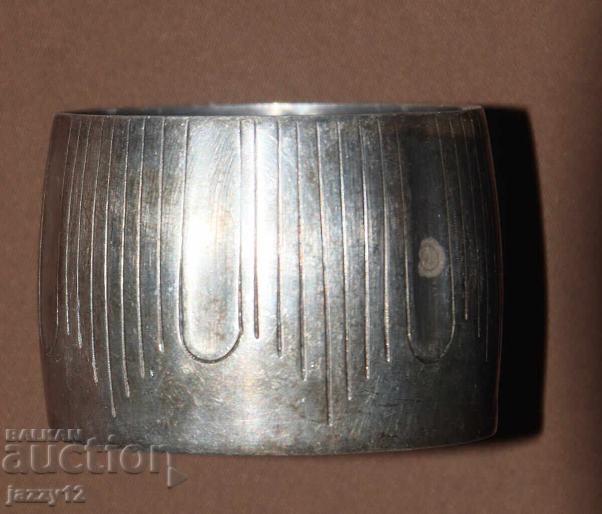 Livrarea Suport de șervețele din argint vechi cu motive geometrice Livrarea Suport de șervețele din argint vechi cu motive geometrice