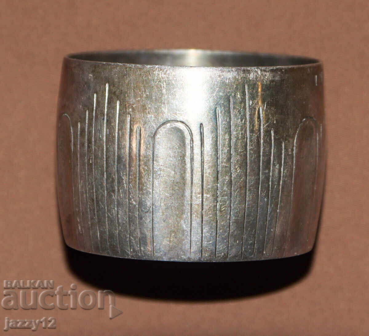 Suport de șervețele din argint vechi cu motive geometrice Suport de șervețele din argint vechi cu motive geometrice