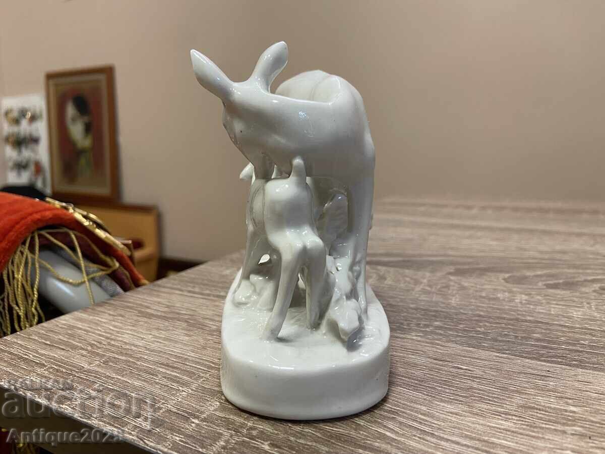 Παράδοση Πορσελάνινο ειδώλιο "Ελάφι με μικρό ελαφάκι" Παράδοση Πορσελάνινο ειδώλιο "Ελάφι με μικρό ελαφάκι"