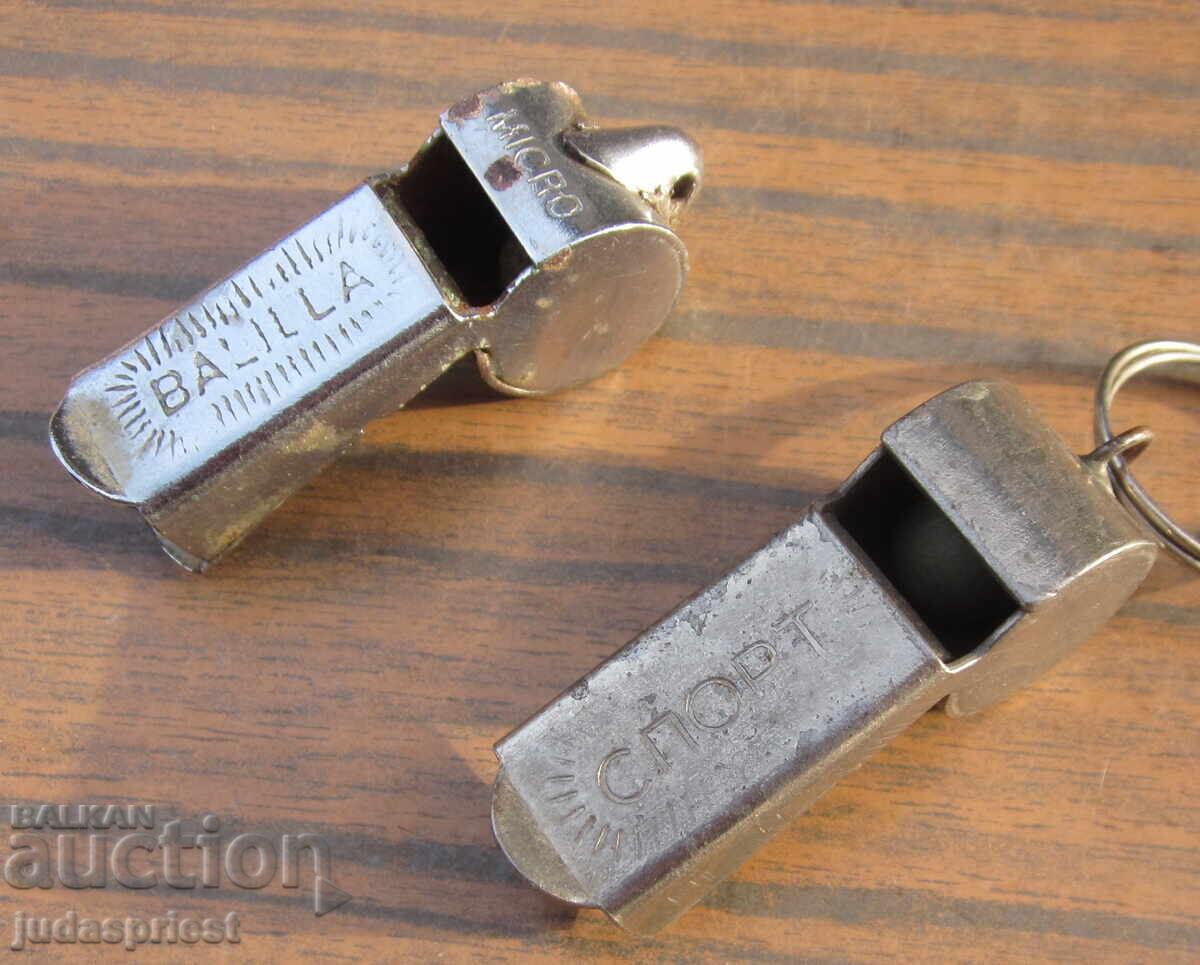 Δύο παλιά μεταλλικά σφυρίχτρα ρετρό σφυρίχτρα σπορ και balilla με τιμή 20.00 BGN | € 10.23 Δύο παλιά μεταλλικά σφυρίχτρα ρετρό σφυρίχτρα σπορ και balilla με τιμή 20.00 BGN | € 10.23