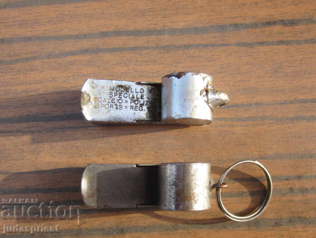 Παράδοση Δύο παλιά μεταλλικά σφυρίχτρα ρετρό σφυρίχτρα σπορ και balilla Παράδοση Δύο παλιά μεταλλικά σφυρίχτρα ρετρό σφυρίχτρα σπορ και balilla