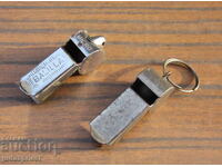 Δύο παλιά μεταλλικά σφυρίχτρα ρετρό σφυρίχτρα σπορ και balilla