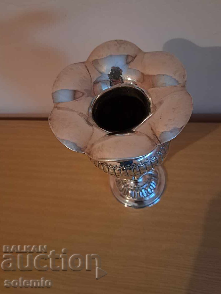 O vază de argint cu preț 1350.00 BGN | € 690.24