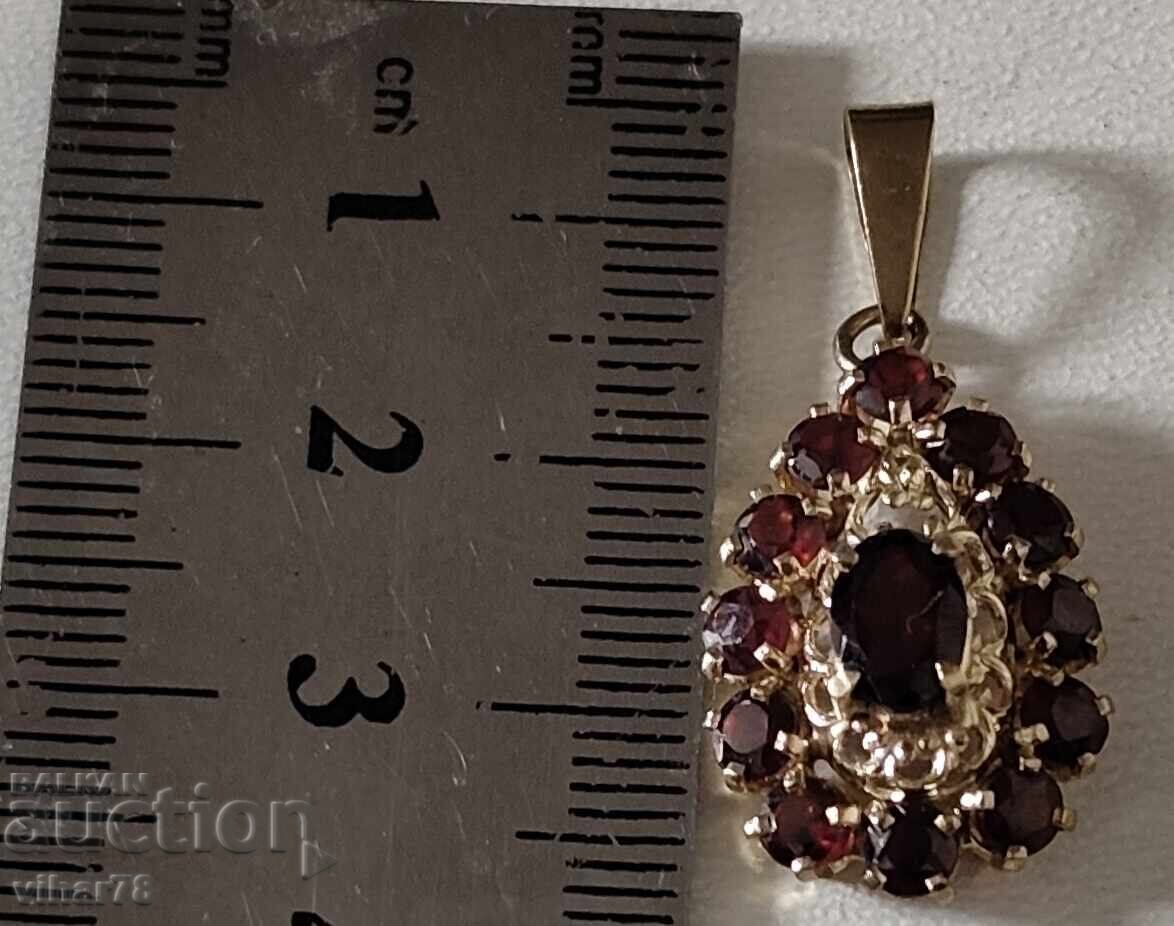 Licitație Pandantiv de aur -8 carate- 333 cu granate Licitație Pandantiv de aur -8 carate- 333 cu granate