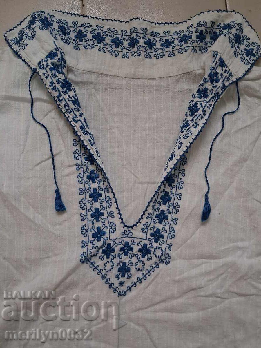 Cămașă bătrână cu broderie manuală de șezlong, costum, sukman cu preț 139.00 BGN | € 71.07