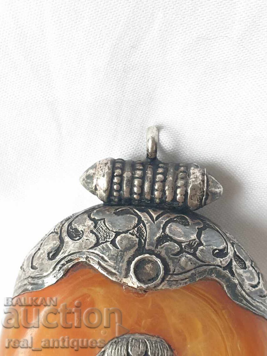 Παλιό μενταγιόν με ασημένια στερέωση με τιμή 148.00 BGN | € 75.67