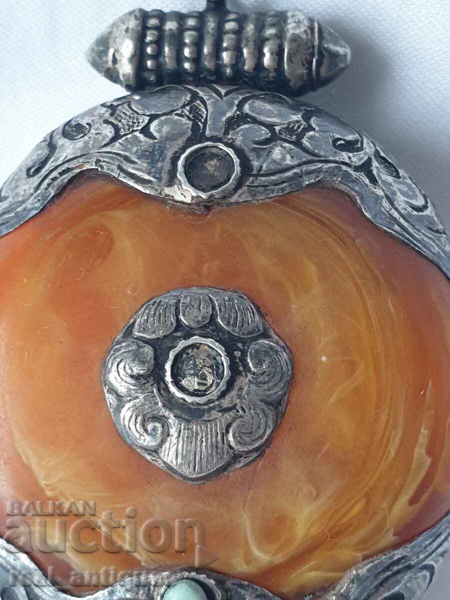 Δημοπρασία Παλιό μενταγιόν με ασημένια στερέωση