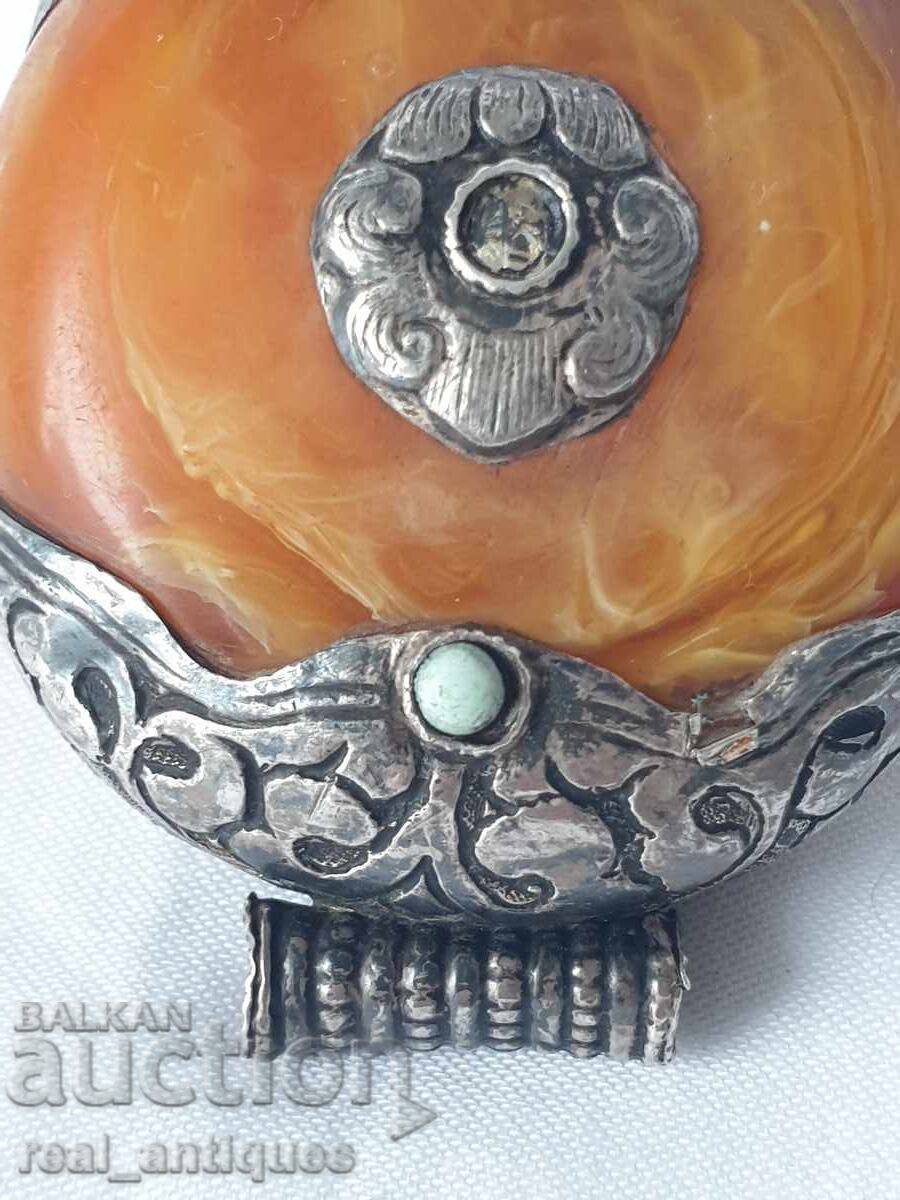 Παράδοση Παλιό μενταγιόν με ασημένια στερέωση