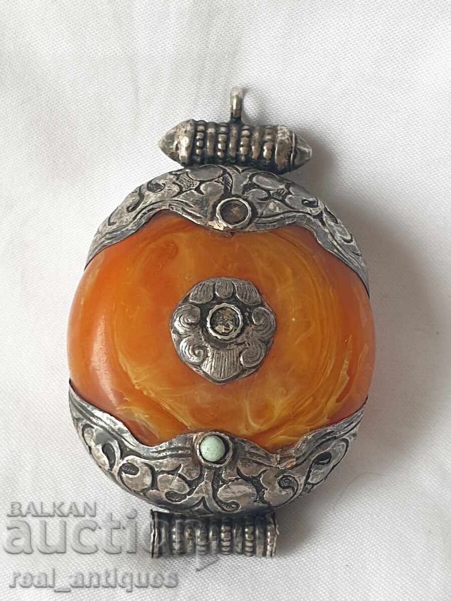 Παλιό μενταγιόν με ασημένια στερέωση