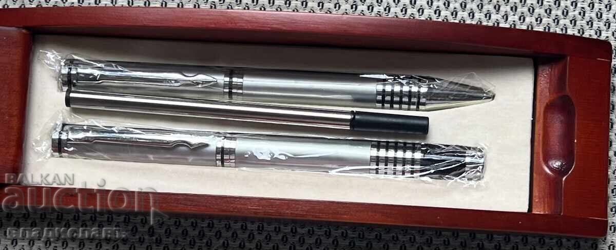 2 καινούργια στυλό με ξύλινο κουτί