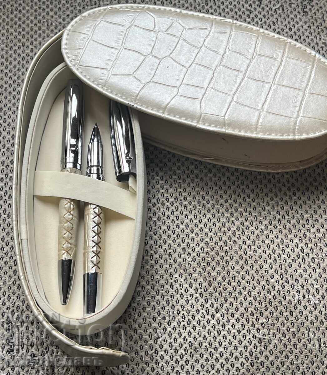 2 bucăți stilouri noi într-o cutie de piele cu preț € 14.00 | 27.38 BGN