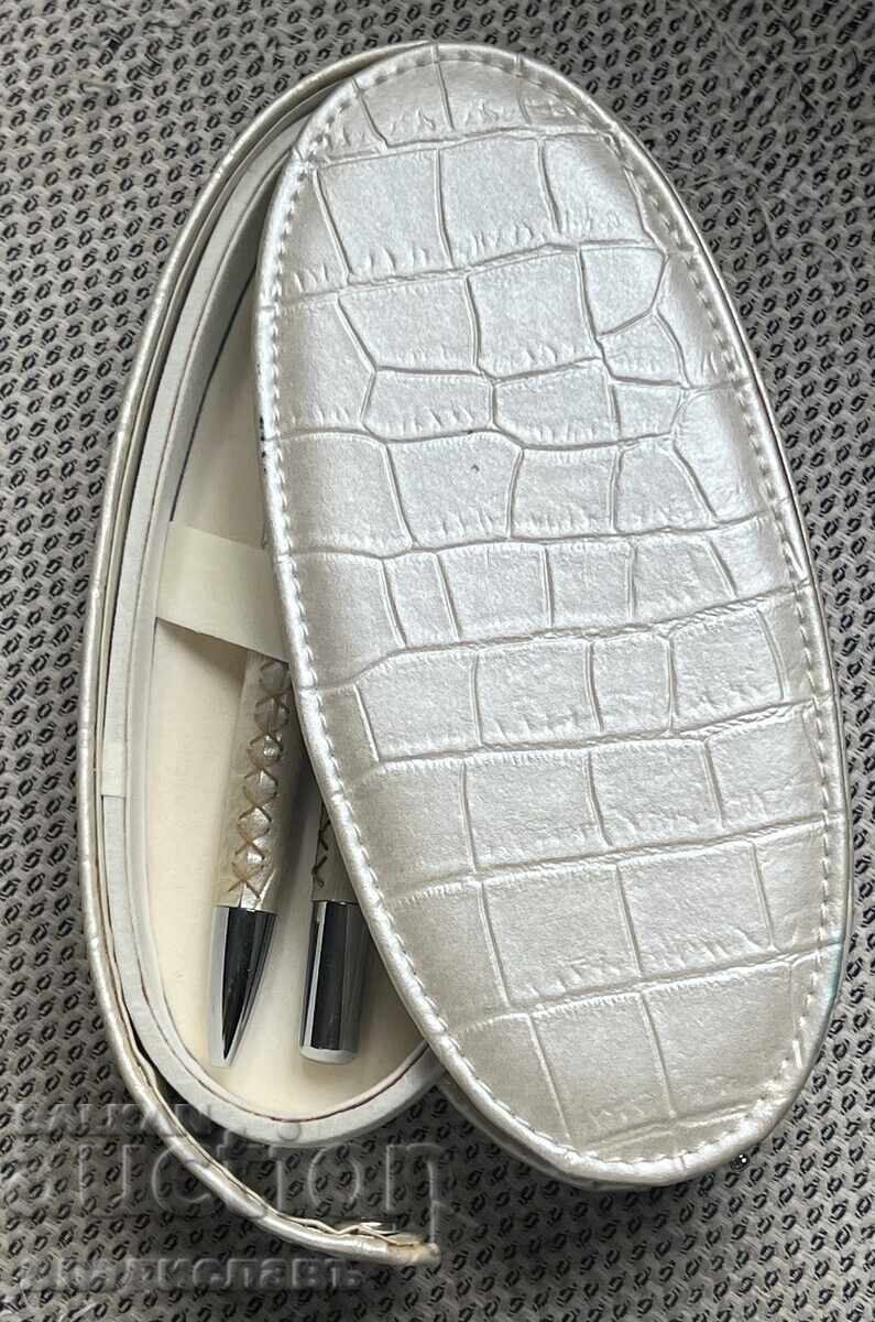 2 καινούργια στυλό σε δερμάτινη θήκη