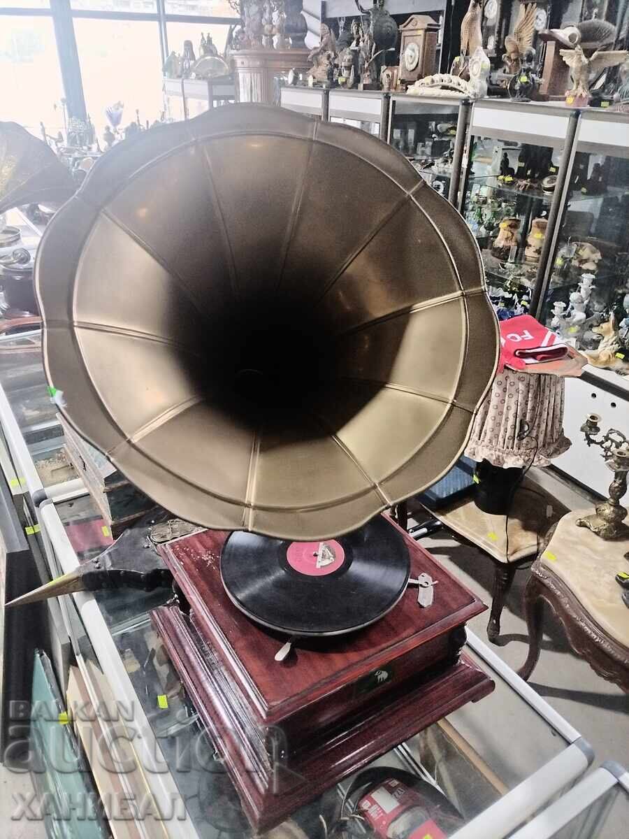 OLD RETRO GRAMOPHONE WITH HORN - 5 OLD RETRO GRAMOPHONE WITH HORN - 5