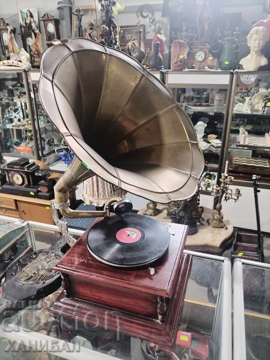 OLD RETRO GRAMOPHONE WITH HORN OLD RETRO GRAMOPHONE WITH HORN