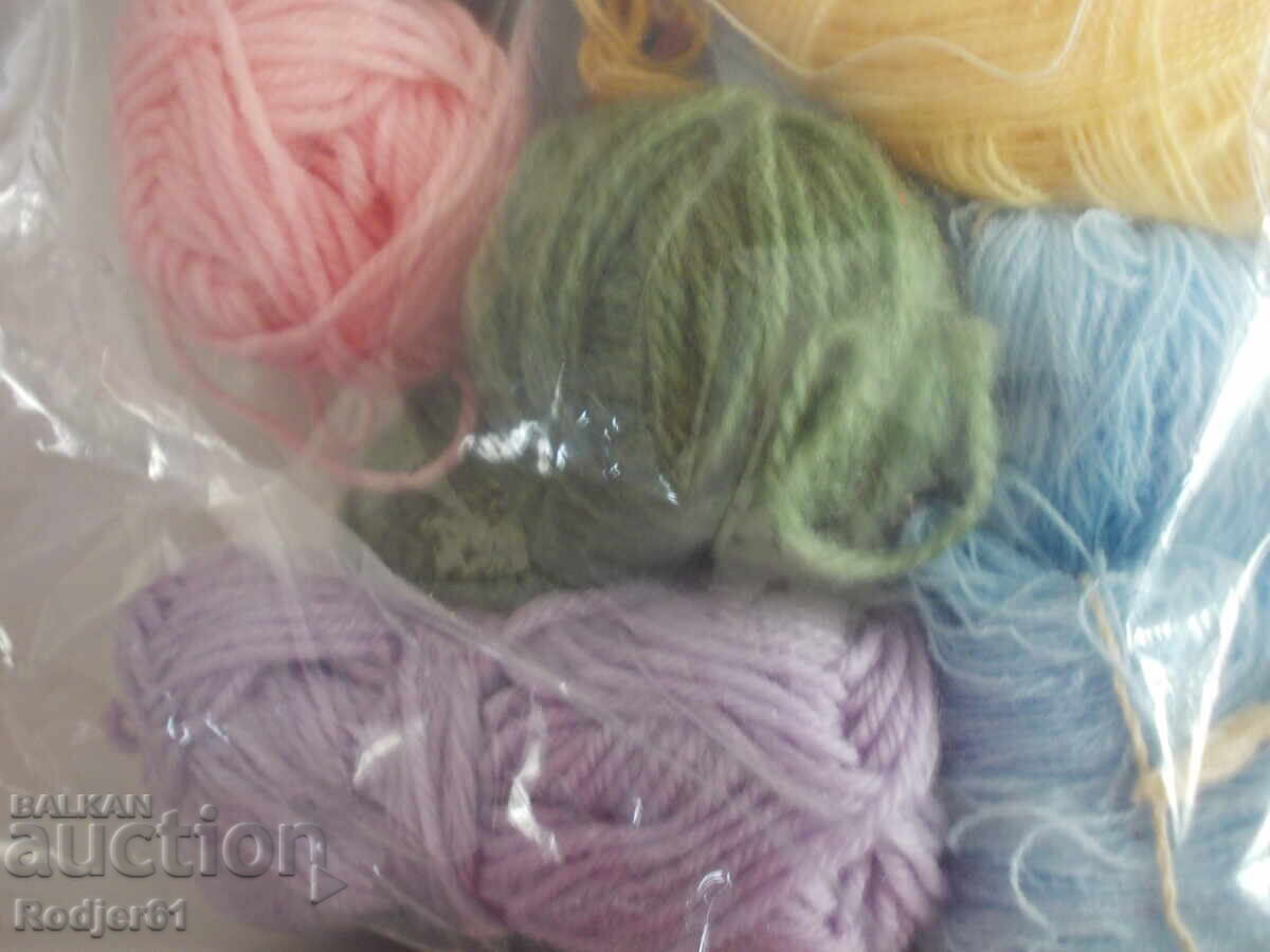 De la dulapul bunicii - fire de tricotat cu preț € 5.11 | 9.99 BGN