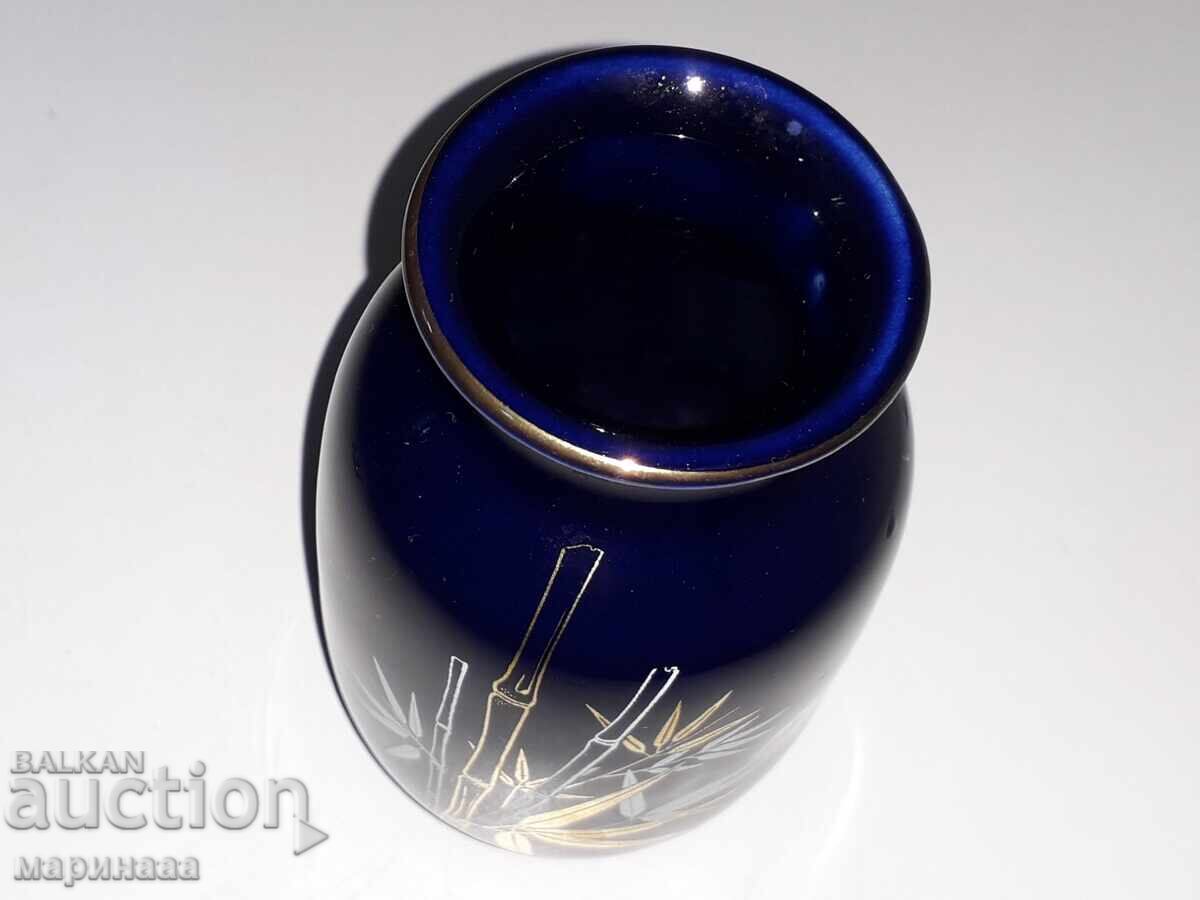 Delivery of VASE. PORCELAIN, COBALT, GOLD PLATING. SPAIN