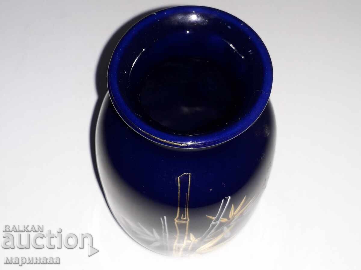 Delivery of VASE. PORCELAIN, COBALT, GOLD PLATING. SPAIN