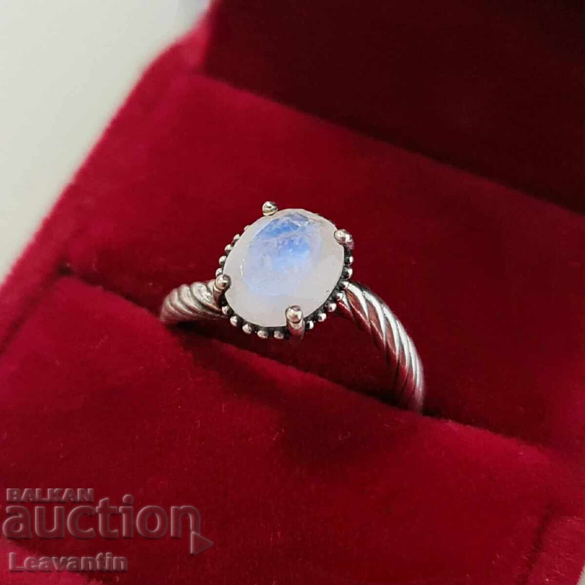 Auction  Silver ring with Moonstone