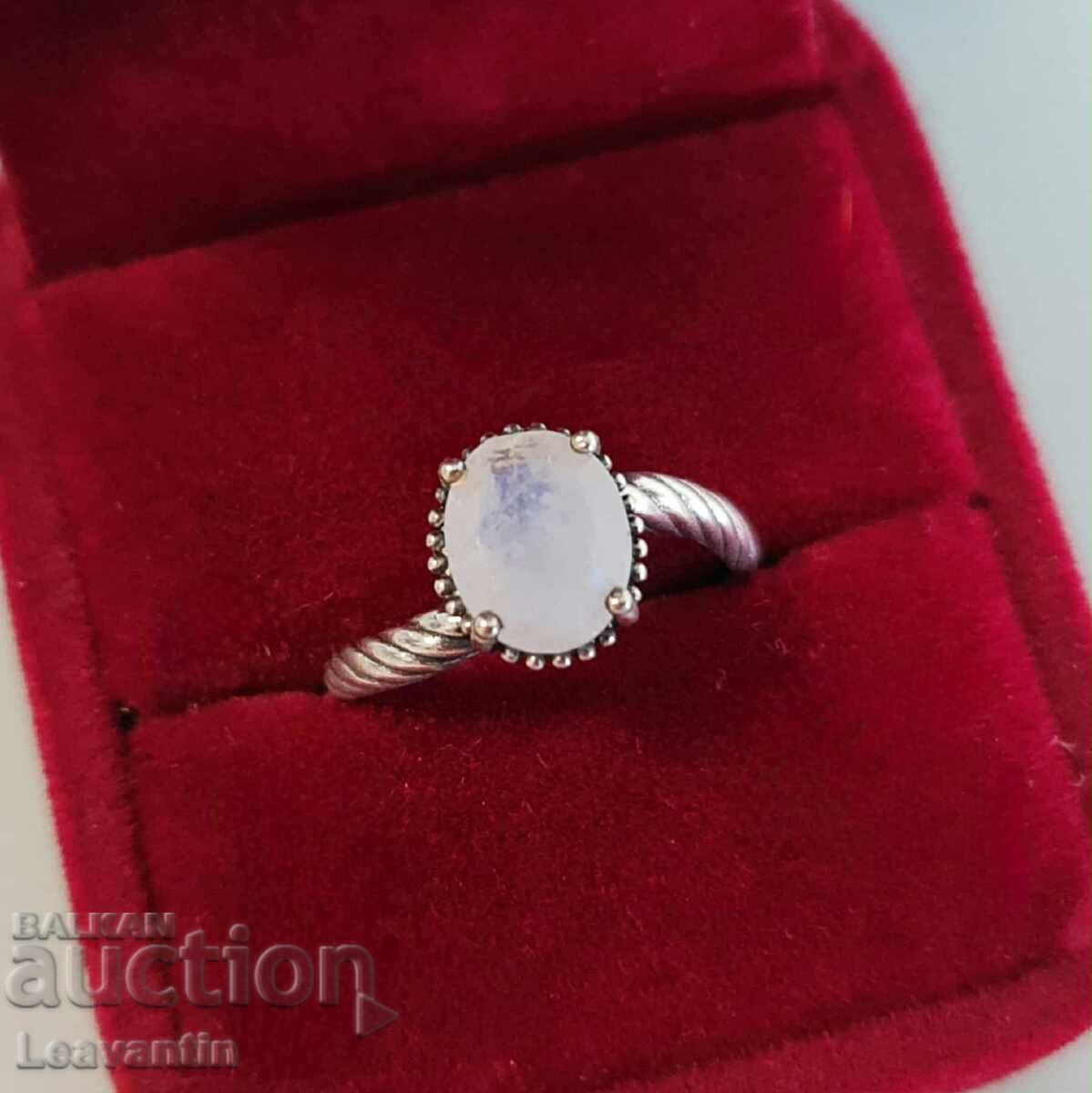 Silver ring with Moonstone