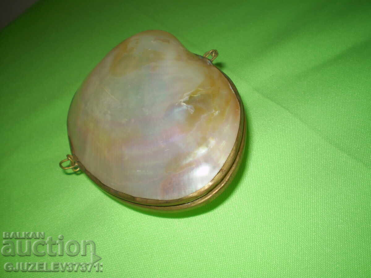Auction Mother-of-pearl shell jewelry box with brass fittings Auction Mother-of-pearl shell jewelry box with brass fittings