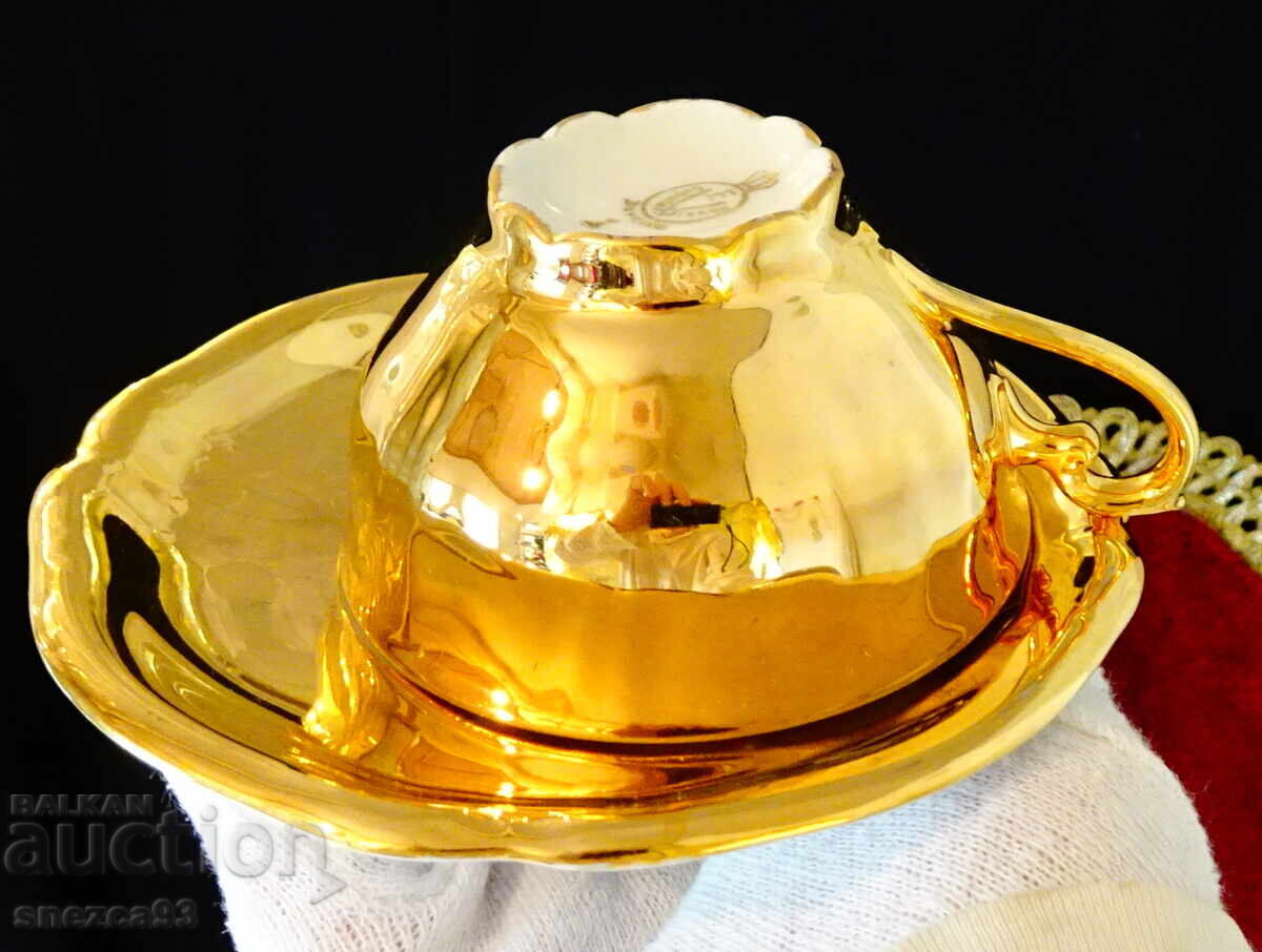 Auction Bavarian porcelain cup and saucer, pure gold, rose, baroque Auction Bavarian porcelain cup and saucer, pure gold, rose, baroque