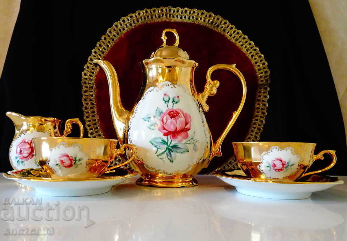 Сервиз за кафе баварски порцелан,чисто злато,роза,барок. Сервиз за кафе баварски порцелан,чисто злато,роза,барок.