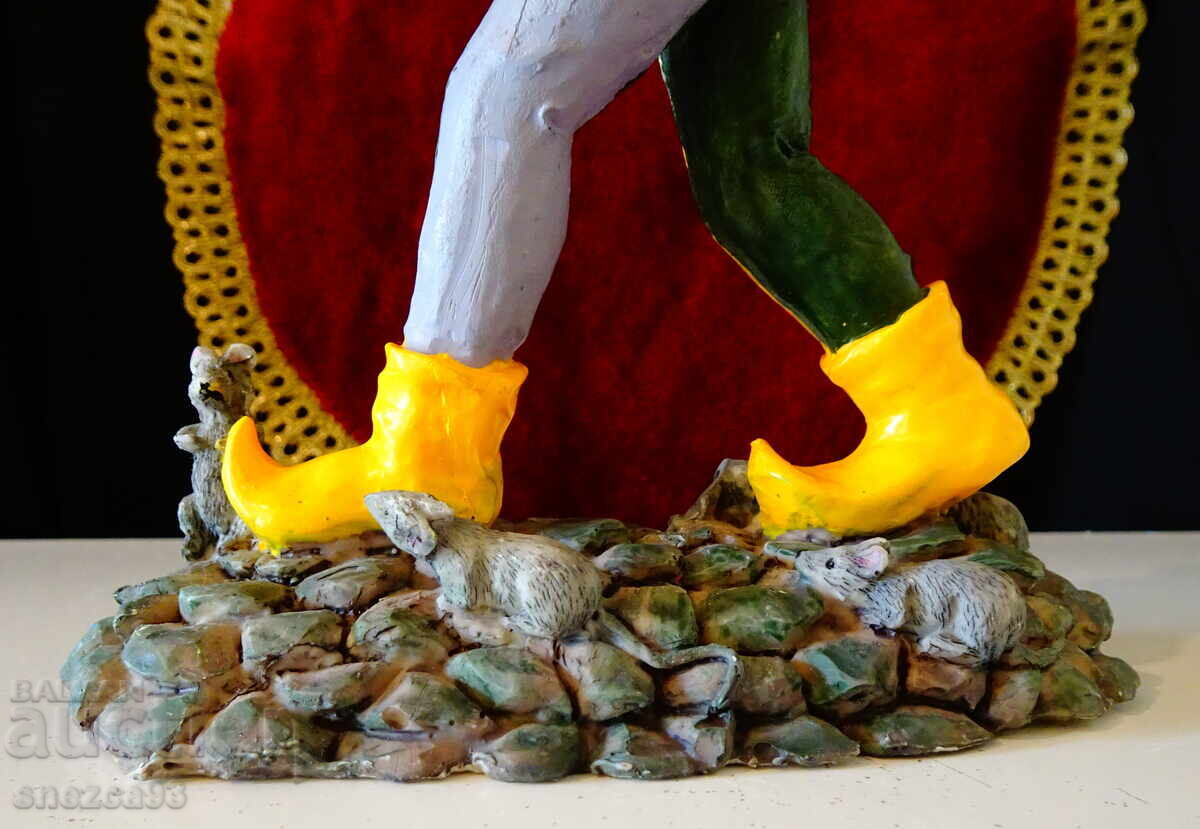 Statuetă din porțelan, figură Flautistul din Hamelin cu preț 29.00 BGN | € 14.83