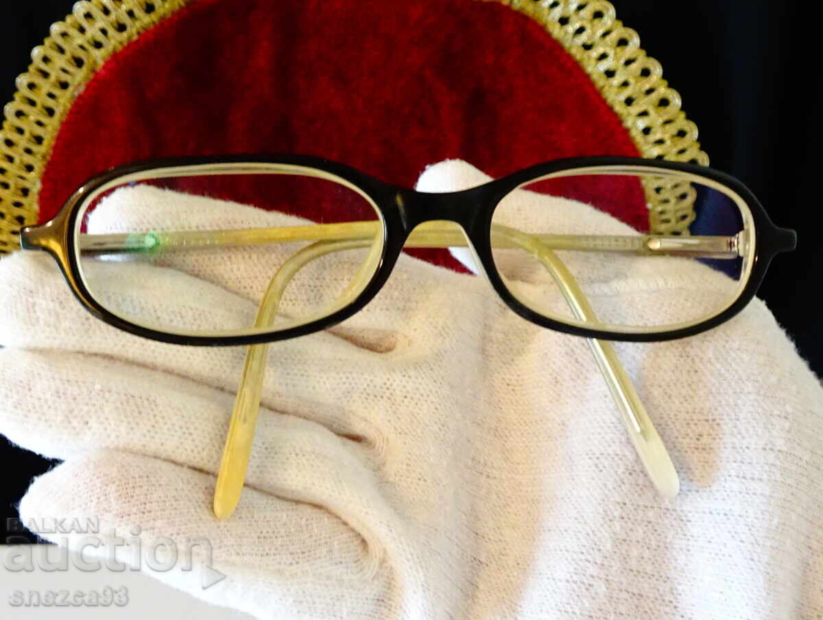 Παράδοση Διορθωτικά γυαλιά με φακούς και γυαλιά ηλίου